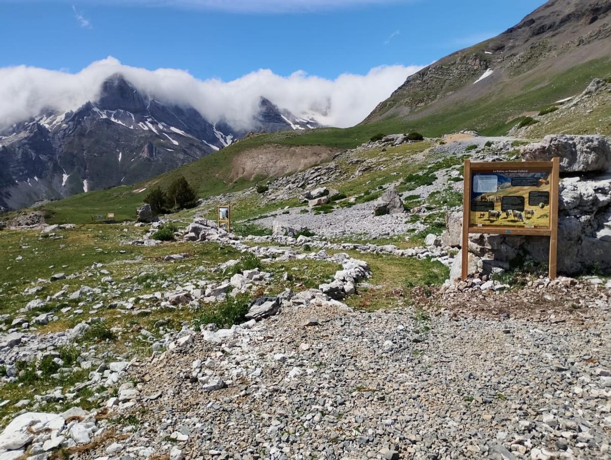 Pista por la que subes al mirador de La Estiva