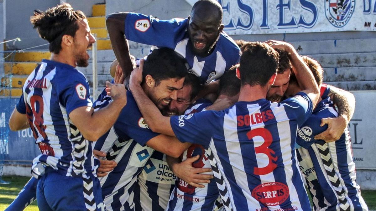 Los jugadores del DeportivoAlcoyano se abrazan trasmarcar en Liga.