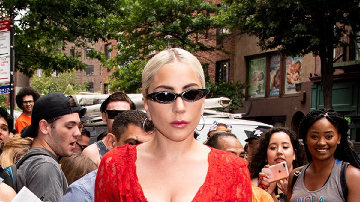 Lady Gaga con gafas de sol retro