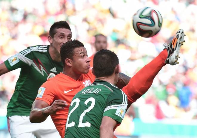 Memphis Depay con la selección de Países Bajos controla el balón en el partido contra la selección de México en el partdo del Mundial de Fútbol FIFA 2014.