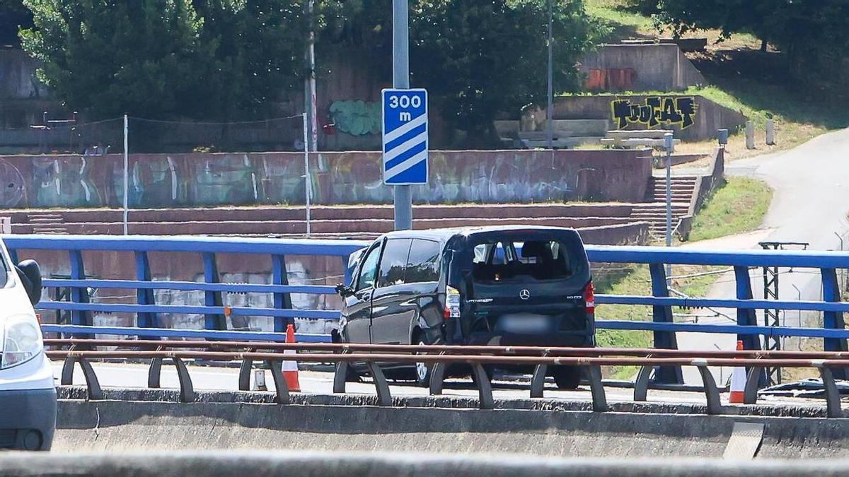 La furgoneta en la que viajaban los representantes municipales, tras el accidente en la AP-9