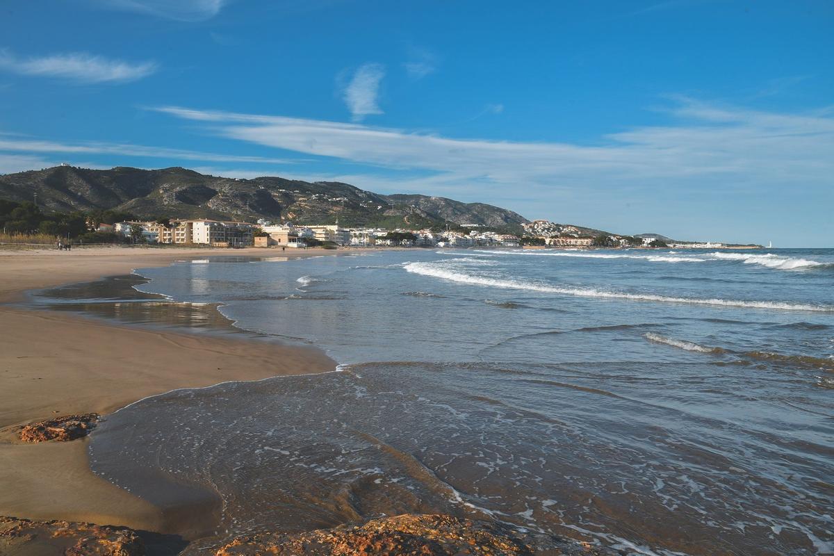 La playa del Cargador (i) cuenta con una arena fina y dorada y se sitúa en un sistema dunar de alto valor ecológico