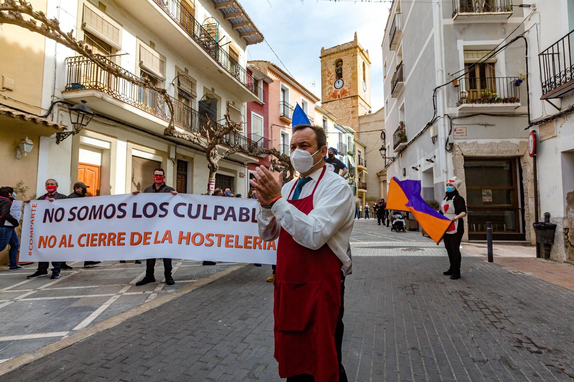 Cerca de 500 personas se manifiestan en La Vila contra el nuevo cierre de la hostelería y la falta de ayudas