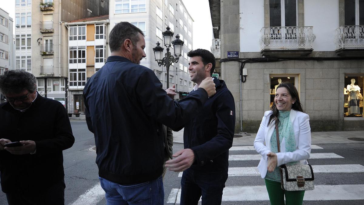 José López y Gonzalo Louzao, se abrazan, en el marco del comité local del PP que refrendó al edil de Urbanismo como candidato a la Alcaldía.