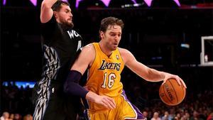 Kevin Love defiende a Pau Gasol