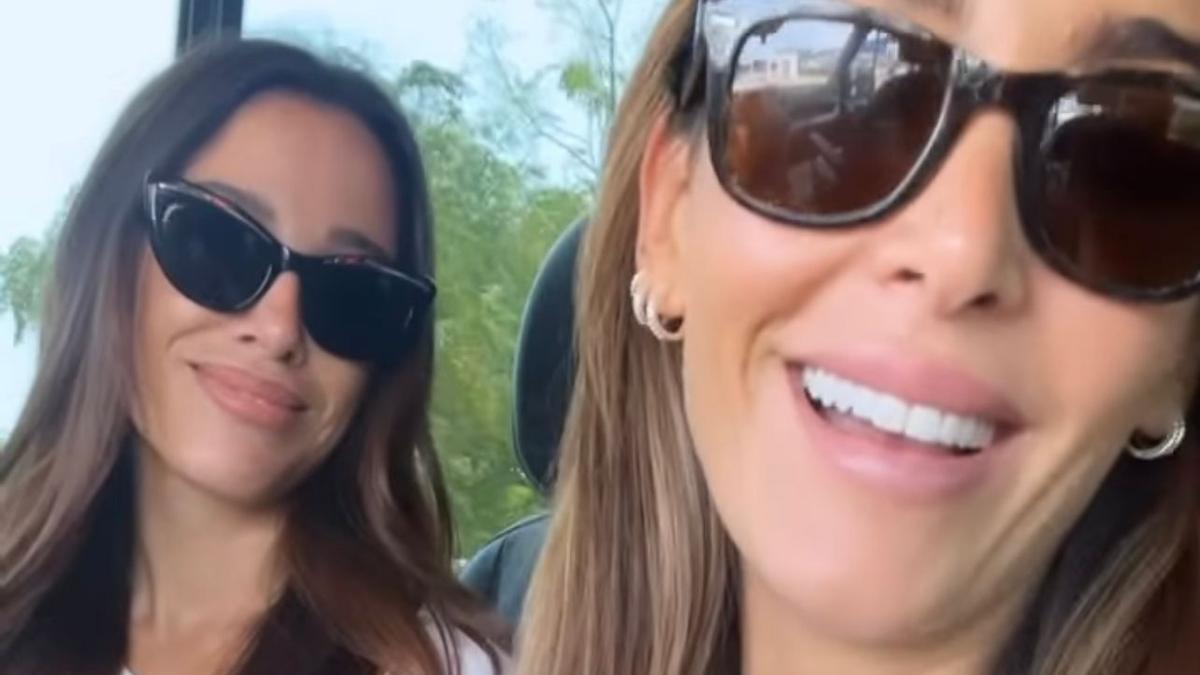 Las &#039;influencers&#039; Teresa Bass y Rocío Osorno a su llegada a Ibiza.