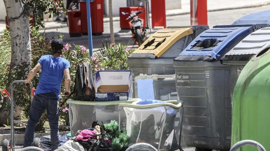 Los hoteleros de Alicante denuncian la suciedad de calles y playas en el mejor comienzo de verano de la historia