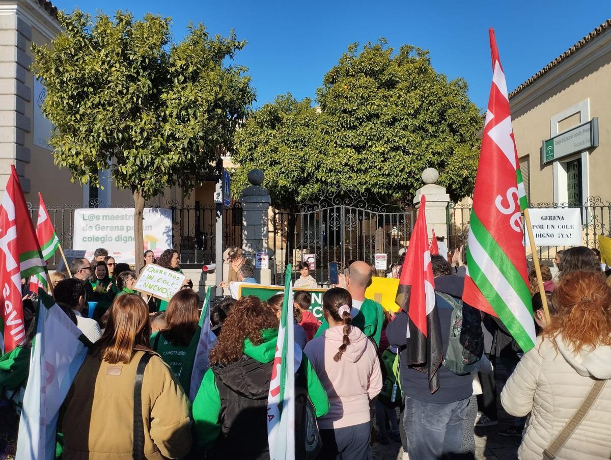 Huelga del profesorado del Fernando Feliú de Gerena para reclamar un colegio nuevo en el municipio.