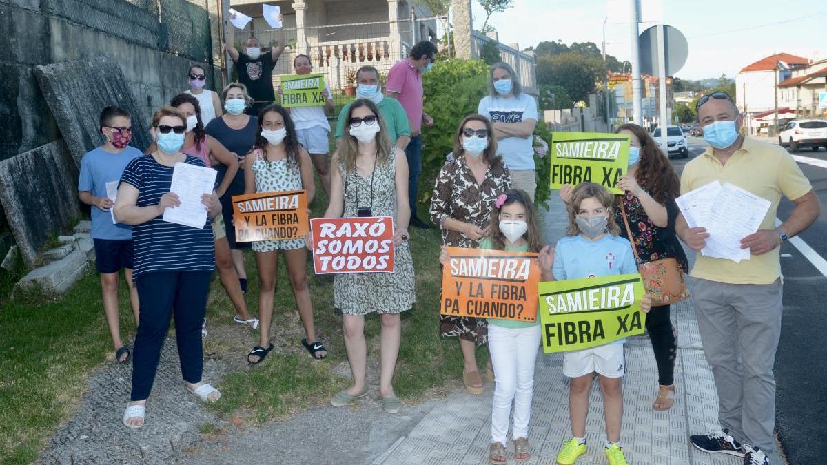 Protesta de los vecinos de Samieira por una mejor conexión. // FdV