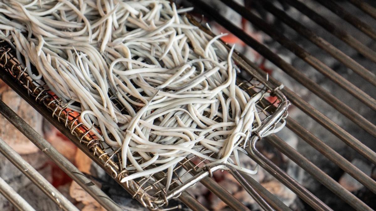 Angulas a la brasa en el restaurante Kresala.