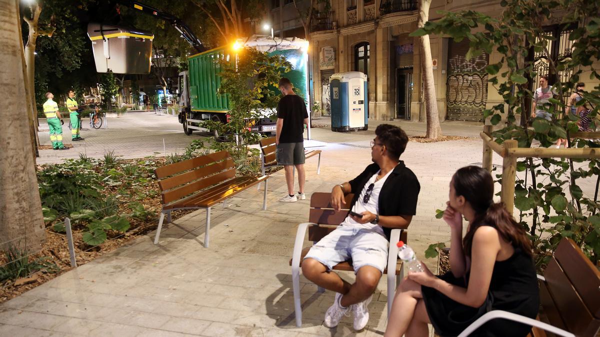 Los primeros contenedores llegan a Consell de Cent, la noche del lunes. Los primeros contenedores llegan a Consell de Cent, la noche del lunes.
