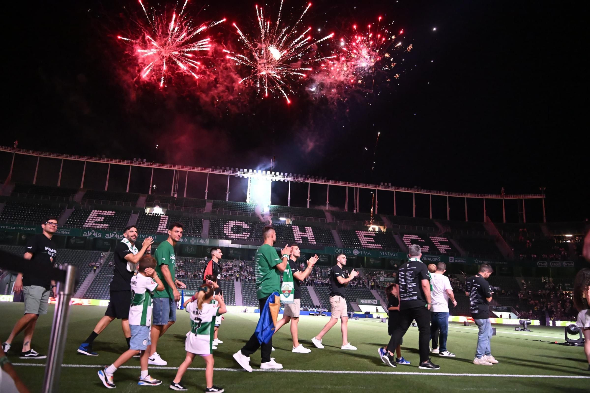 El Elche CF celebra el ascenso a Primera en el Martínez Valero