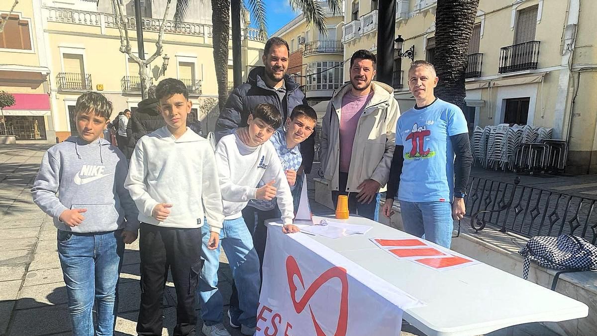 Los alumnos del IES Extremadura, con el alcalde de Montijo y sus profesores.