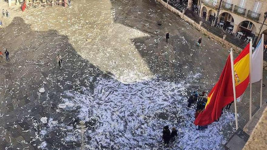 La Plaza Mayor se llenó de papeles en la protesta. // Iñaki Osorio