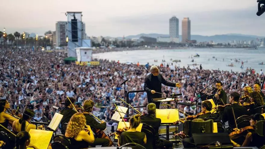 Gran Gala de Ópera de Clàssica a la Platja desde la playa de Sant Sebastià