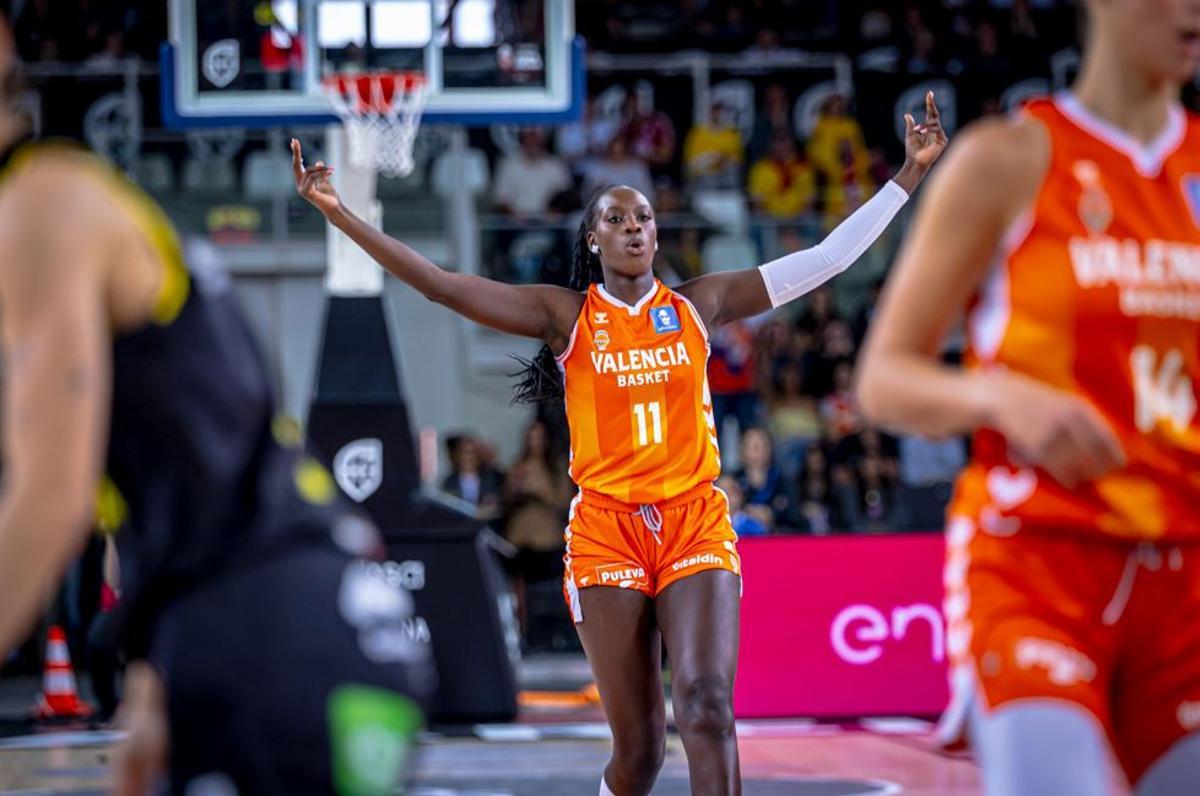 Awa Fam celebra una canasta en la final de la Copa de la Reina entre Valencia Basket y Hozono Global Jairis