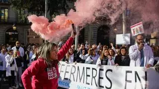 Unas 3.500 enfermeras piden en Barcelona mejores condiciones tras un mes de huelga indefinida