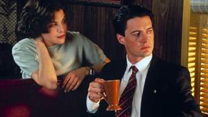 Sherilyn Fenn (Audrey Horne) y Kyle MacLachlan (Dale Cooper), en una escena de ’Twin Peaks’. 