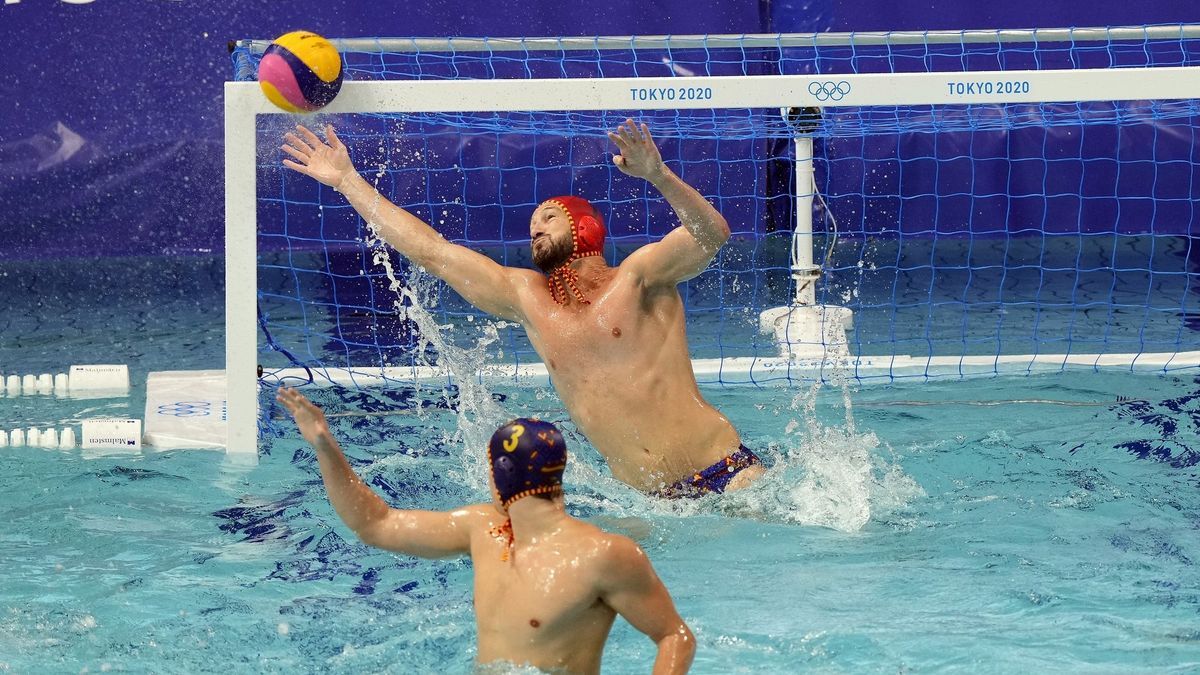 España derrotó a Montenegro 8-6 en waterpolo.