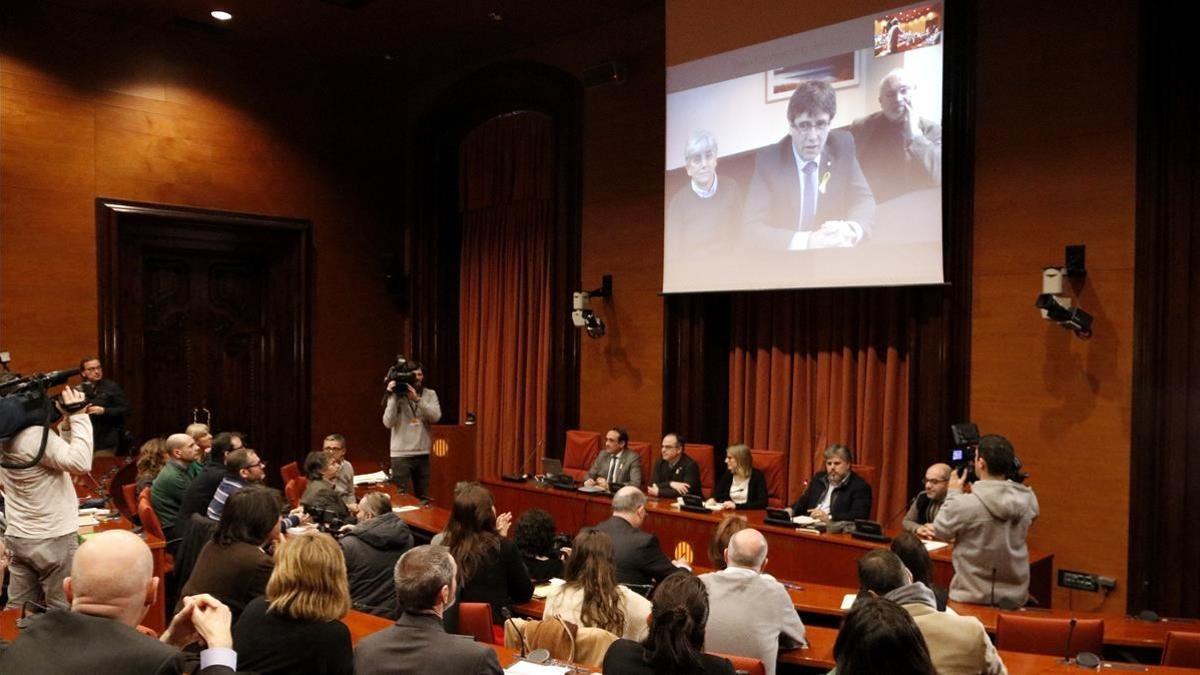 Puigdemont se dirige por videoconferencia a los asistentes a la reunión del grupo parlamentario de JxCat, este martes.