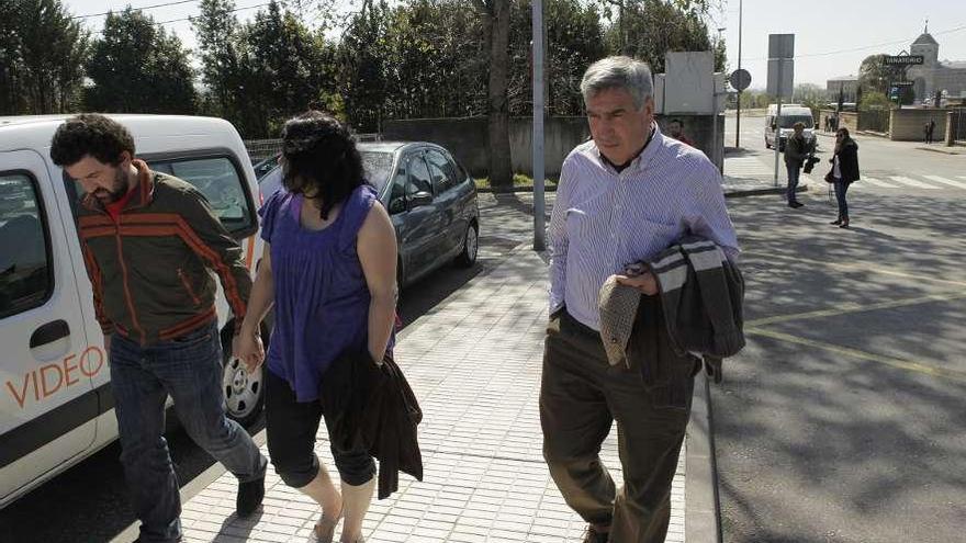 Rafael Meijide (izda.) sale del hospital junto con el armador del &#039;Mar Nosso&#039;, Claudino González (dcha.) / l.o.