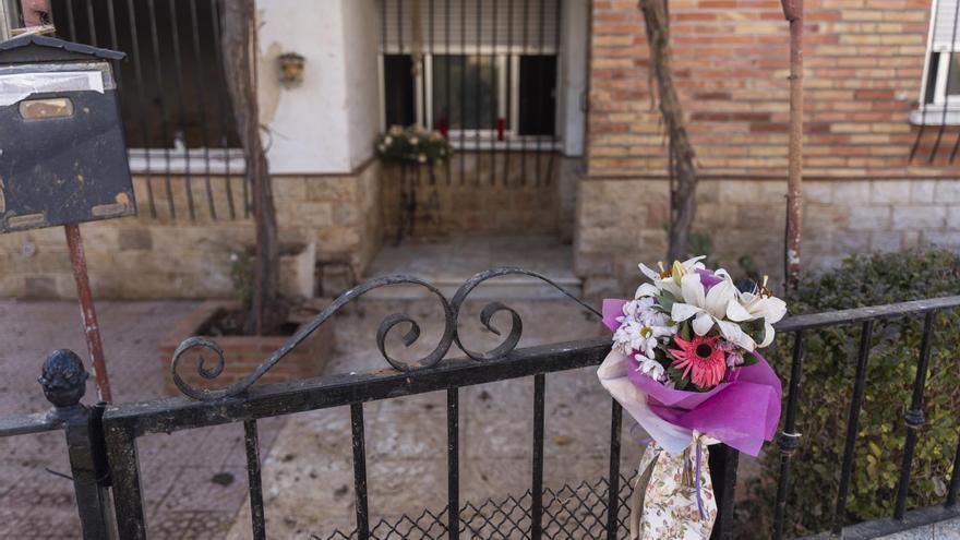 Archivo - Un ramo de flores en la valle de una casa del barrio de la Fuente, tras la DANA por Valencia.