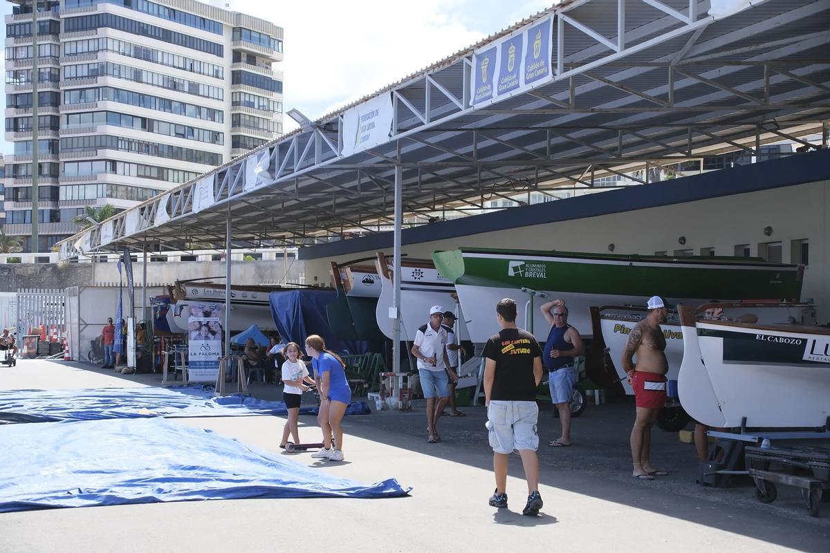 La Federación de Vela Latina Canaria de Botes ha decidido aplazar una semana el inicio de la temporada 2026 tras la reunión de urgencia celebrada en la tarde de este martes por su recién nombrada Junta Directiva presidida por Manolo Farías.