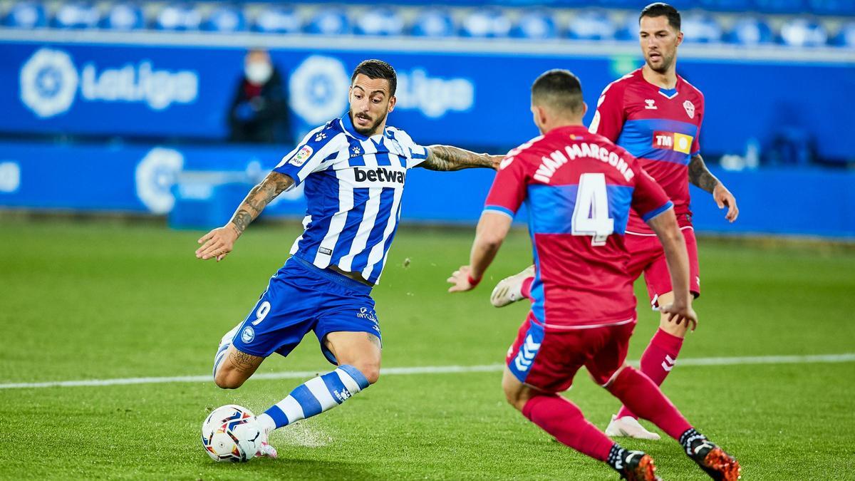 Marcone intenta frenar a Joselu, durante el partido frente al Alavés