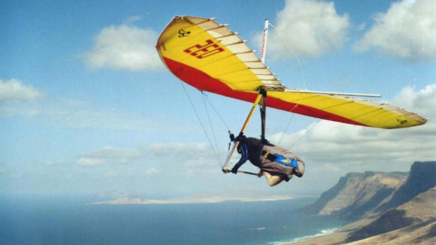 Lanzarote elabora un plan ambiental para legalizar la práctica del vuelo libre