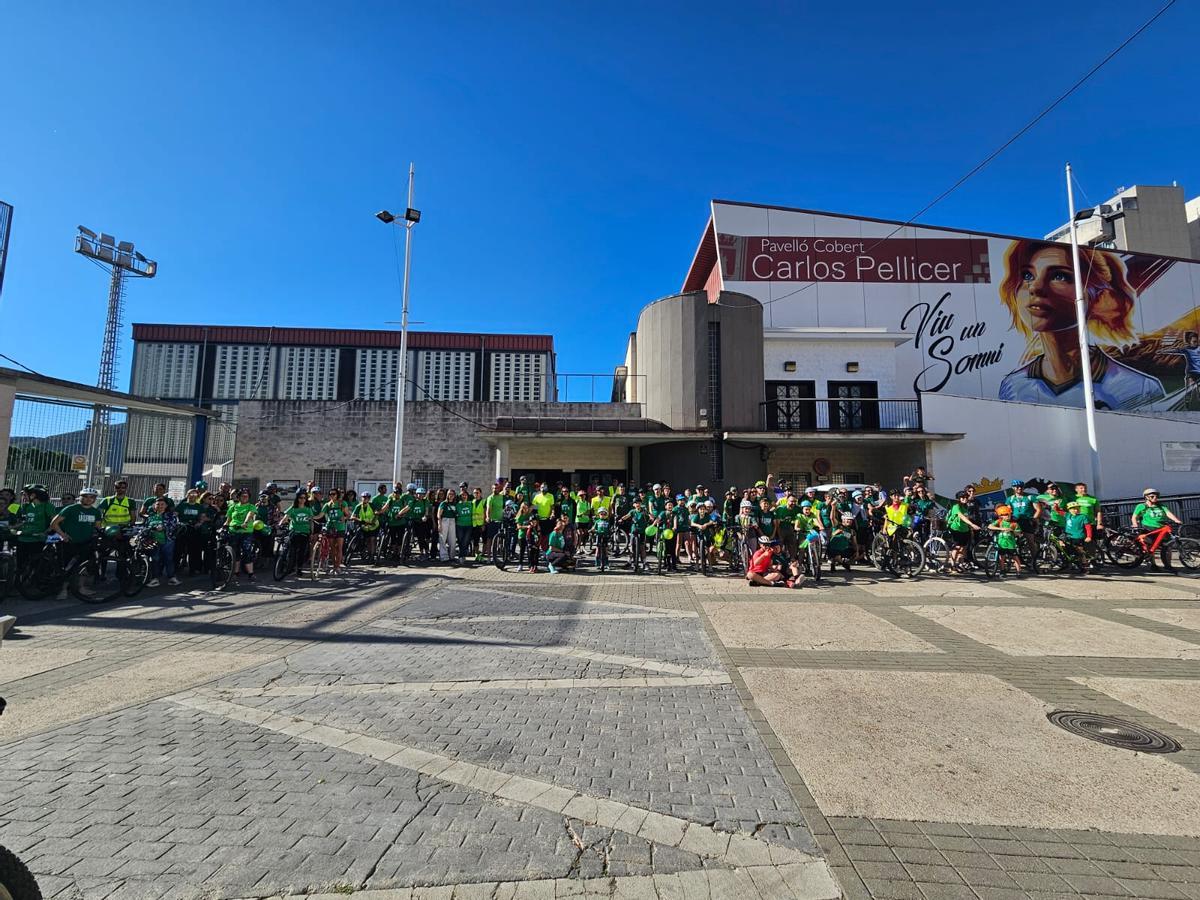 Decenas de participantes en la bicicletada.
