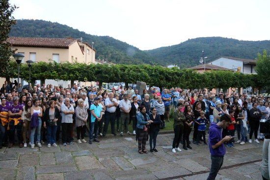 Plaça de l'Ajuntament de Sant Joan les Fonts amb els veïns en silenci