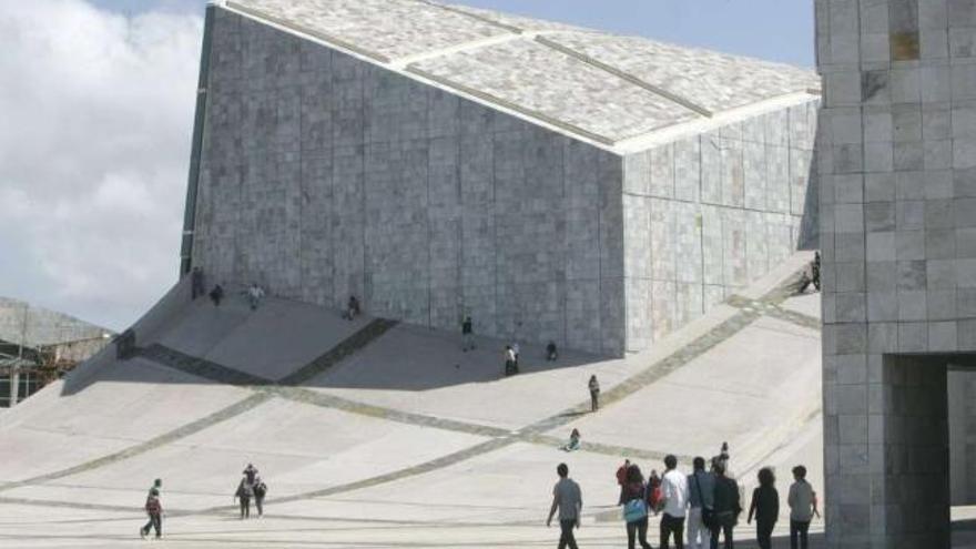 Grupo de visitantes en las instalaciones de la Cidade da Cultura, en Santiago.  // Xoán Álvarez