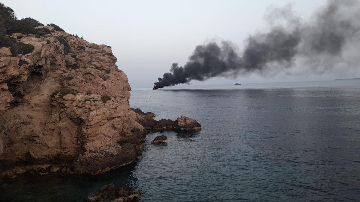 Incendio de una lancha cerca de s'Illa Negra en Ibiza