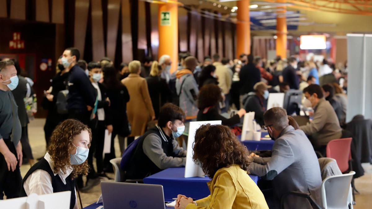 Cientos de personas en unas jornadas de empleo turístico desarrolladas en Málaga.