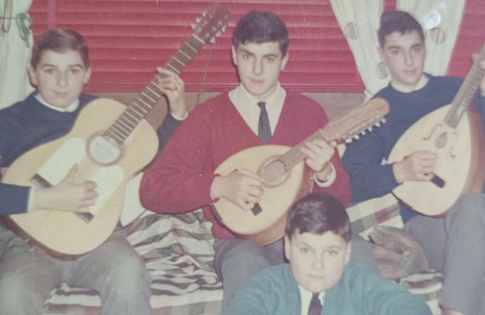  Formando una tuna con el resto de sus hermanos. Arriba están Camilo, José Juan y Eduardo, y abajo, Víctor. 