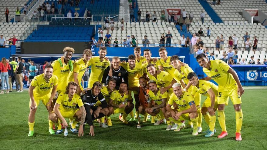 El Villarreal B posa con el trofeo del Villa de Leganés, un pepino de oro, después de ganar en Butarque.