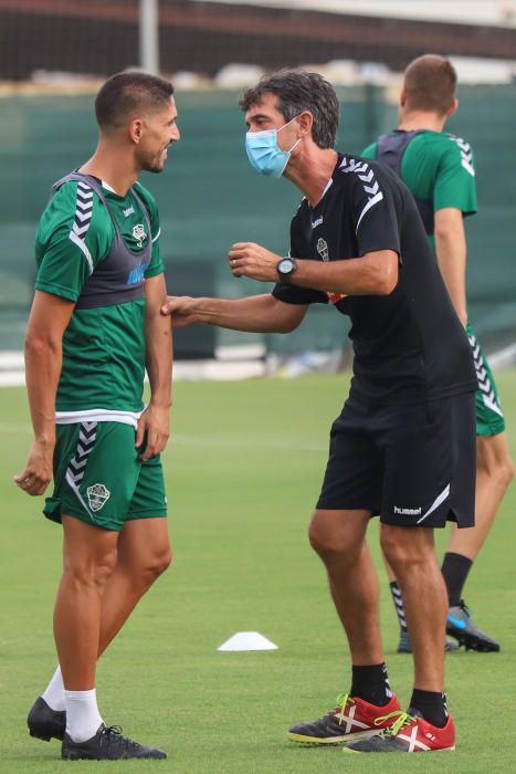 Se trata de su primer entrenamiento en este complejo deportivo para preparar el partido de mañana (22.00) en el Martínez Valero frente al Real Zaragoza.