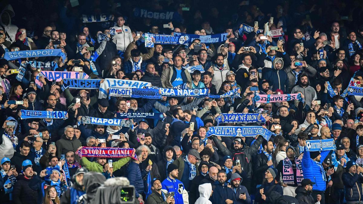 Los seguidores del Nápoles celebran el pase a los cuartos de final de Champions tras eliminar al Eintracht.