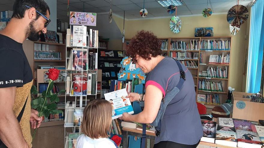 Orpesa instala un puesto de libros en la plaza Mayor