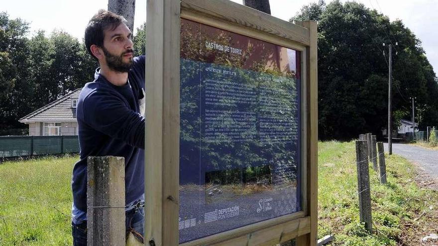 Un operario coloca el cartel informativo de los Castros de Toiriz. // Bernabé/Javier Lalín