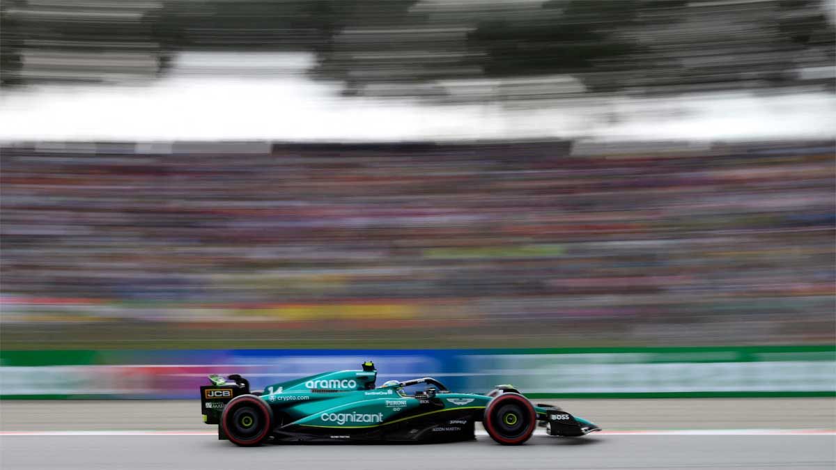 Alonso, durante la tercera sesión libre en el Circuit de Barcelona