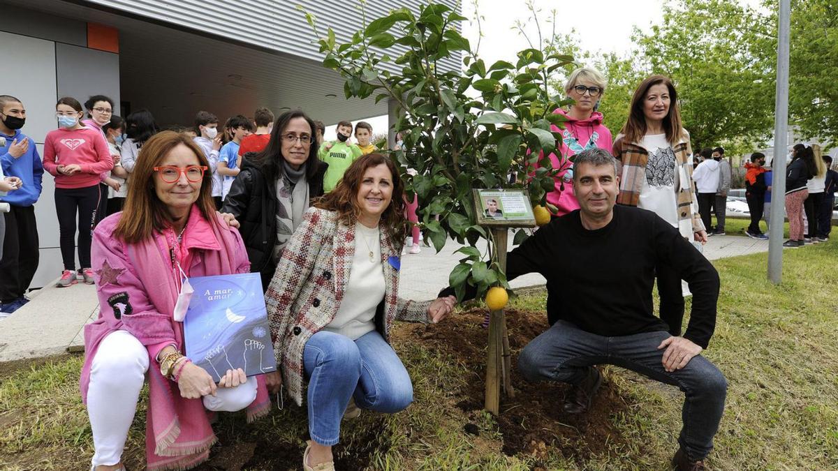 Xosé Luna presenta libro y planta un árbol en el Golmar