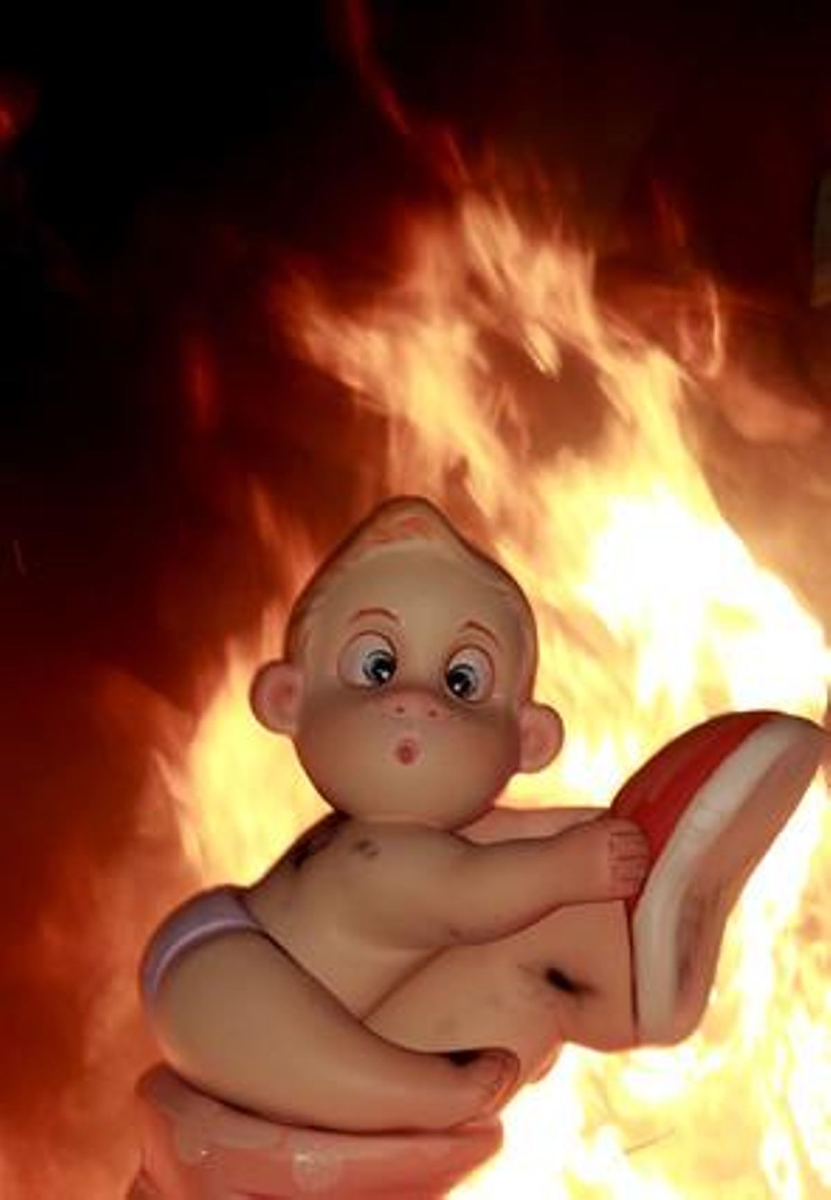 La Cremà posa fi a les festes valencianes amb la crema de les falles en la nit de Sant Josep.