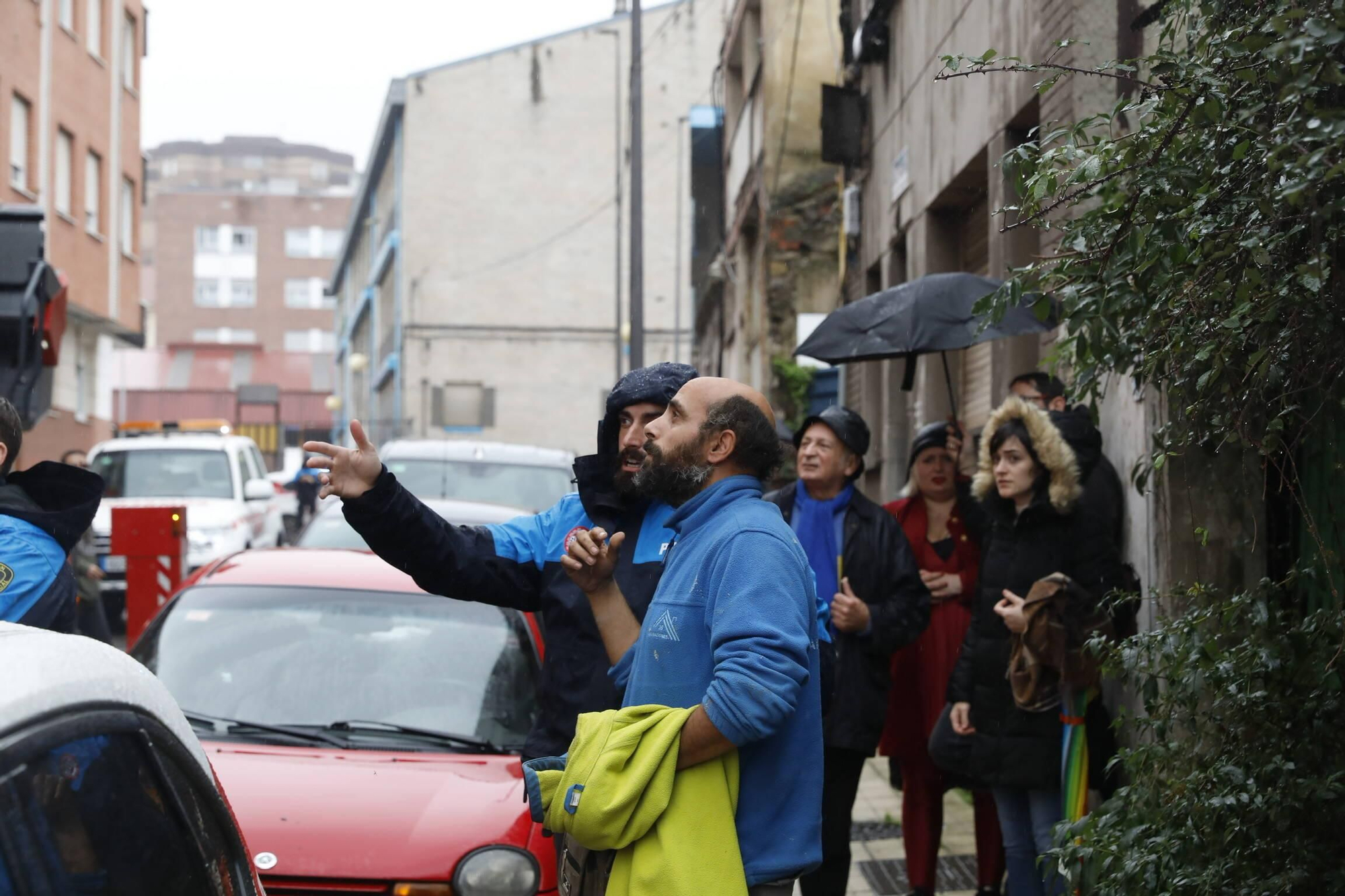 Un incendio en Gijón obliga a desalojar a varios vecinos (en imágenes)