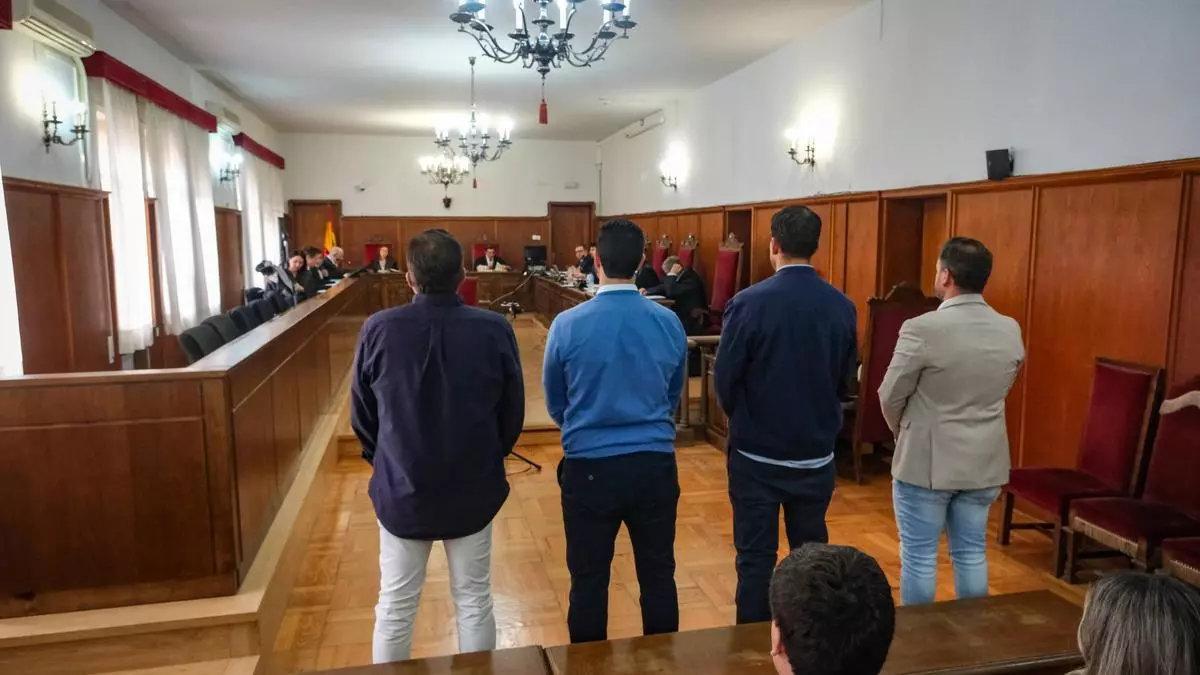 Los cuatro policías locales procesados, este miércoles en la Audiencia Provincial de Badajoz.