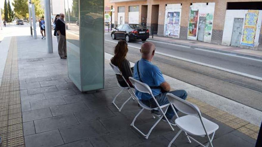 Los vecinos de Parque Goya se llevan sus propias sillas a la parada del tranvía