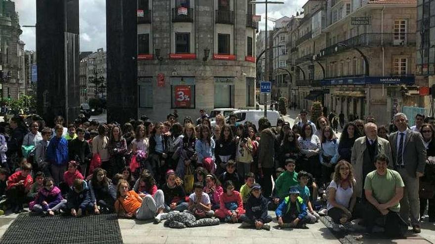 Valentín García e Xesús Alonso Montero con alumnos e docentes de visita en Galicia, onte, en Vigo.  // FdV