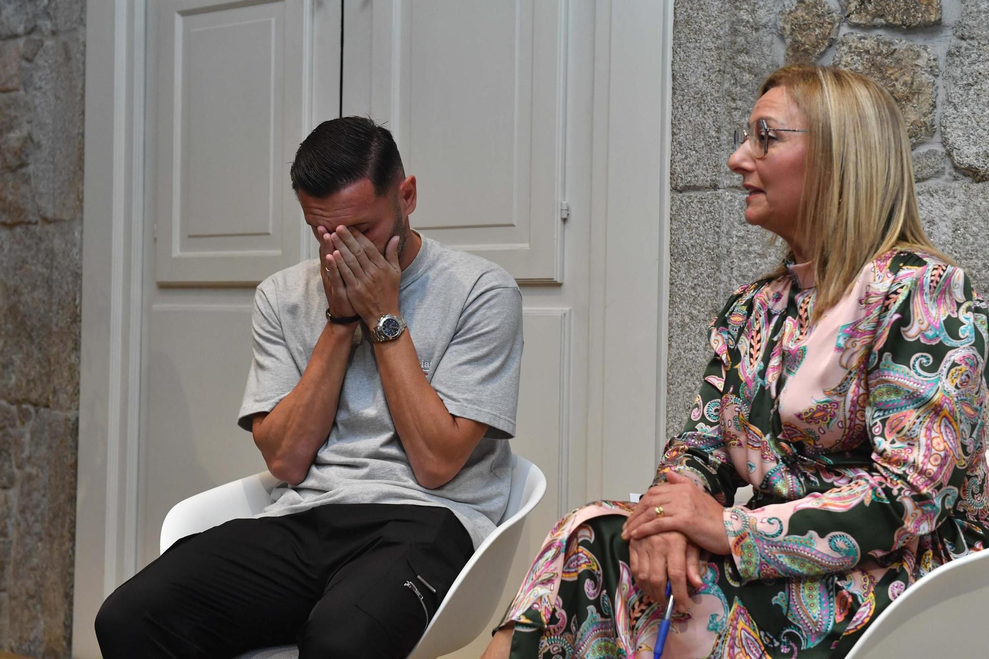 Lucas Pérez recuerda a sus abuelos en un encuentro de Cruz Roja