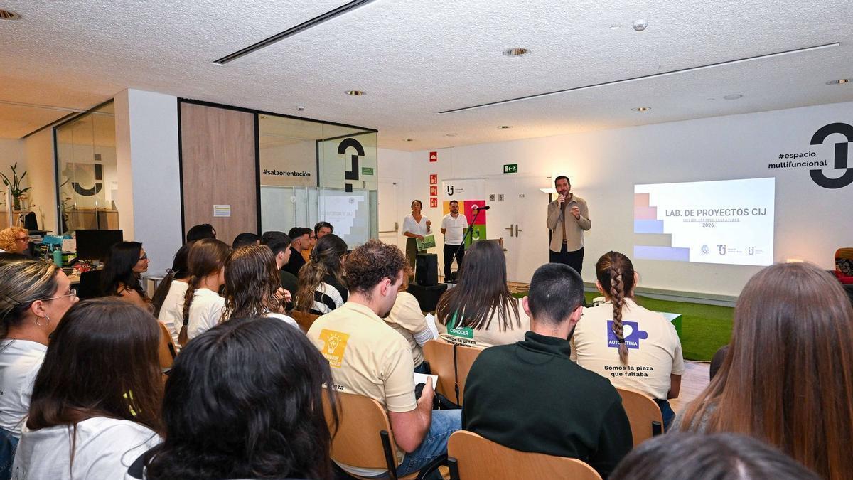 Un momento del taller desarrollado para conocer las inquietudes de los jóvenes en la Isla Baja