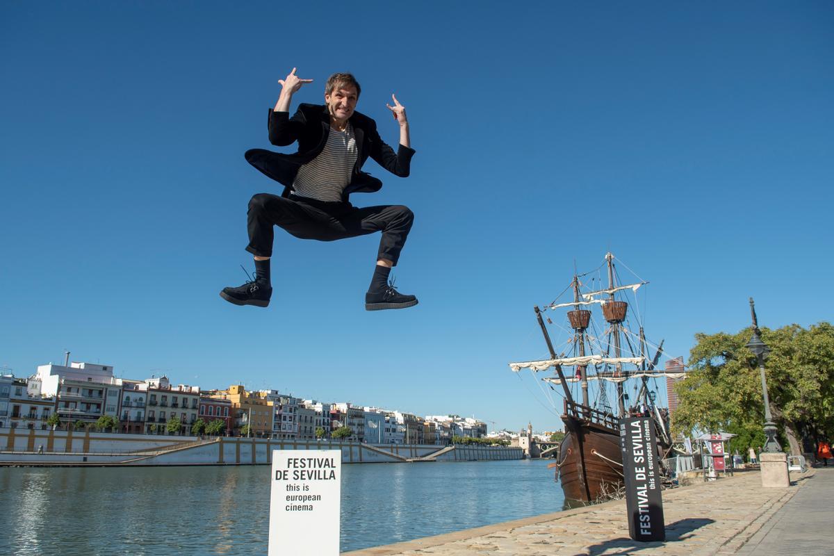 El actor Julián Villagrán, presentador de la gala de inauguración, posa junto al rio Guadalquivir durante la presentación de la 18 edición del Festival de Cine Europeo de Sevilla (SEFF), que será inaugurada este viernes en el teatro Lope de Vega